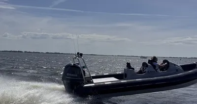 RIB op het water tijdens vaart