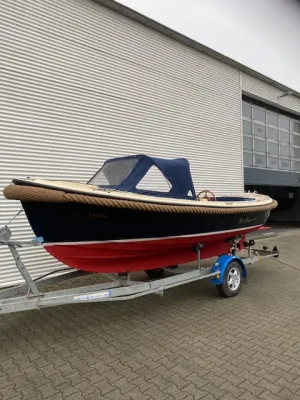 sloep op trailer bij bedrijfsgebouw