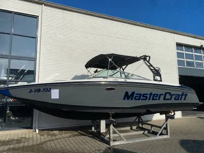 motorboot op stelling voor bedrijfspand