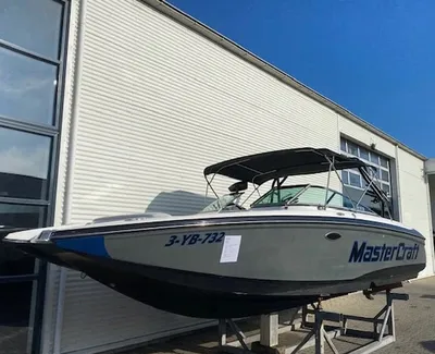 speedboot op stelling bij gebouw