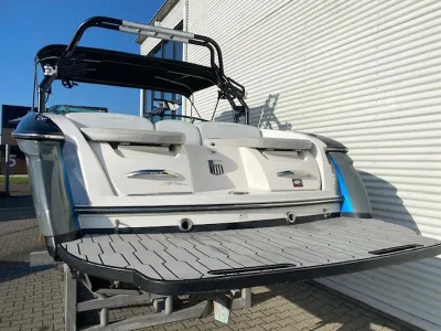 achterzijde van boot met zwemplateau