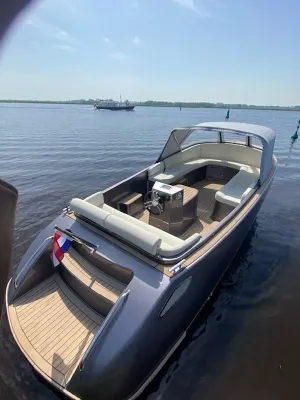 elektrische sloep op rustig water