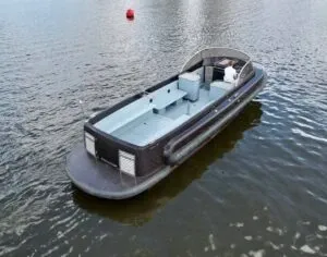 grijze open sportboot op water