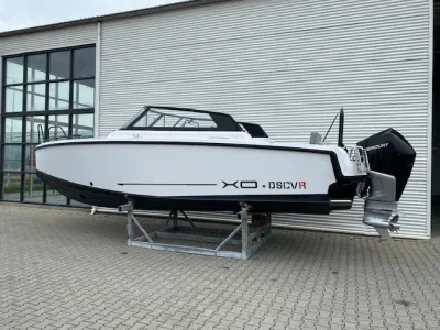 witte daycruiser op bok voor loods