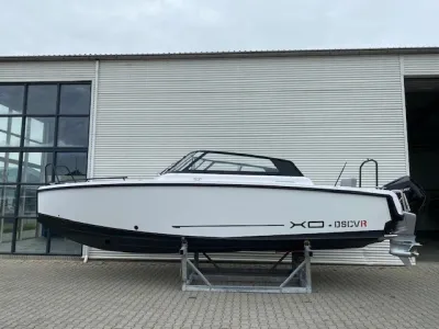 witte sportboot op bok voor loods