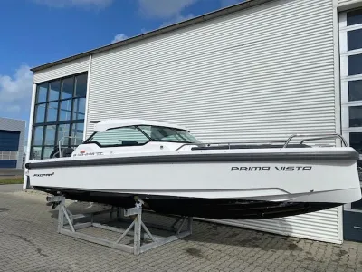 boot op bok voor een bedrijfsgebouw