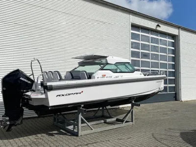 hardtop boot op land bij loods