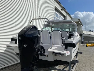 achterzijde van motorboot op bok bij loods