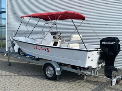 kleine open visboot met bimini en trailer