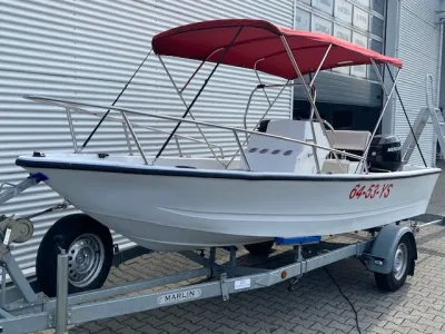 kleine visboot met bimini en buitenboordmotor