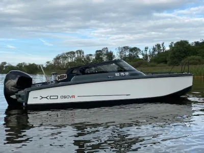 motorboot op rustig water bij oever