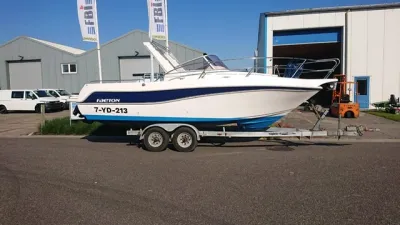 motorboot op trailer bij bedrijfspand