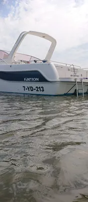 Boot op het water met zwemtrap en ladder