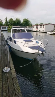 motorboot afgemeerd bij steiger
