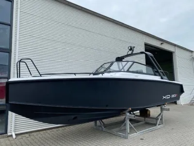 sportieve daycruiser op land bij loods