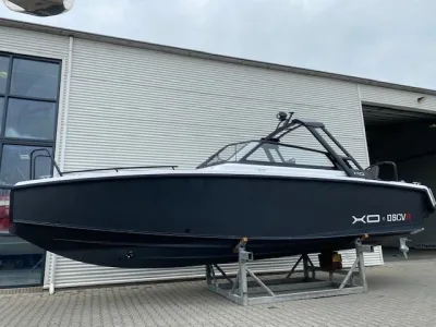 daycruiser op bok voor bedrijfsloods