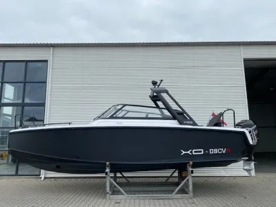 daycruiser op bok bij loods