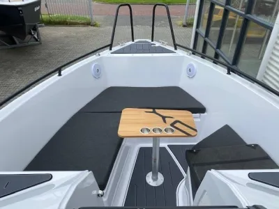 Zitgedeelte en voorschip van een boot