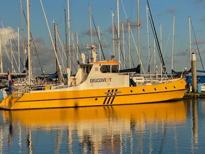 gele motorboot in jachthaven