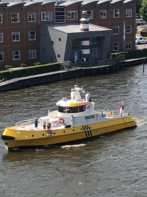 gele passagiersboot op rivier bij kade