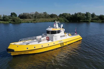 gele boot op rivier bij oever