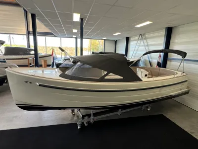 sloep in binnenshowroom met bimini-kap