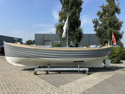 klassieke reddingssloep op trailer buiten