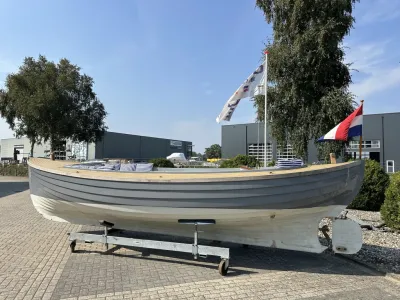 Klassieke reddingssloep op trailer bij bedrijf