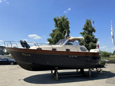 motorjacht op bok in buitenopslag