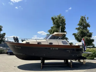 motorjacht op bok in buitenopstelling