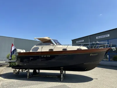 motorjacht op bokken bij bedrijfspand