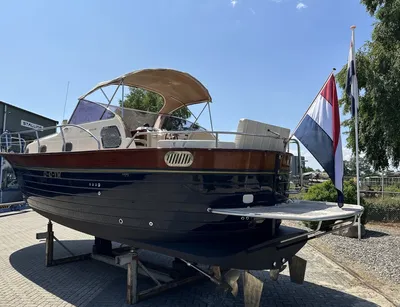 motorboot op de kant bij werf