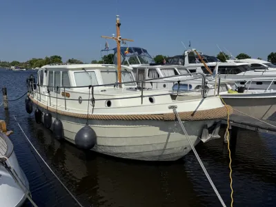stalen motorvlet afgemeerd in jachthaven