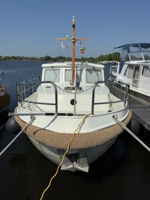vooraanzicht van een vlet aan de steiger