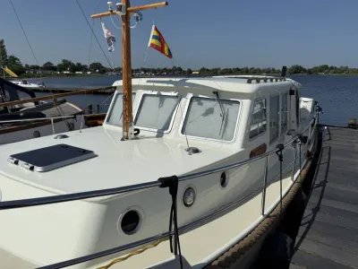 witte motorvlet afgemeerd bij steiger