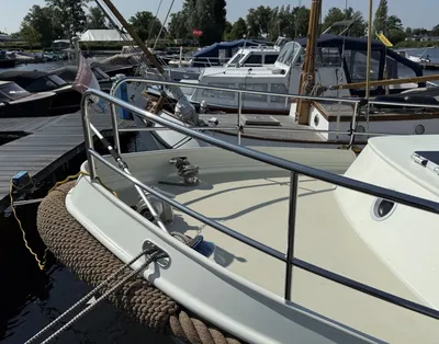 boeg van boot aan steiger
