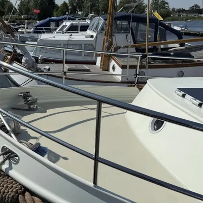 Boeg van een boot bij de steiger