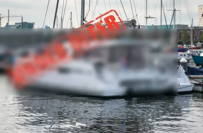 catamaran in jachthaven