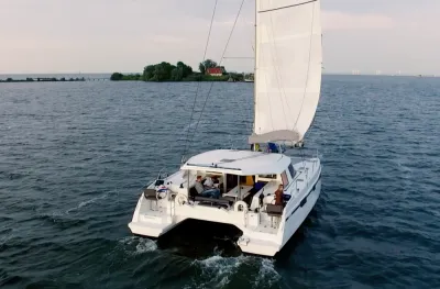zeilcatamaran op het water