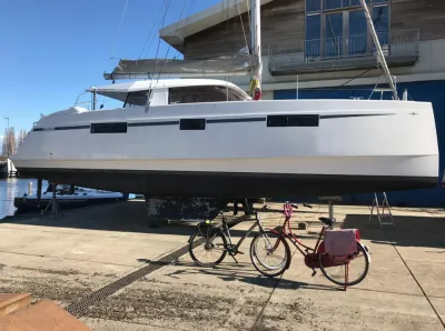 catamaran op de wal bij jachthaven