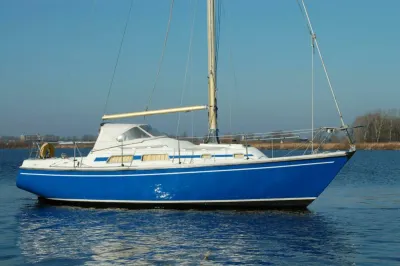 blauw zeiljacht op rustig water