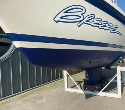 vooraanzicht romp van zeilboot op land