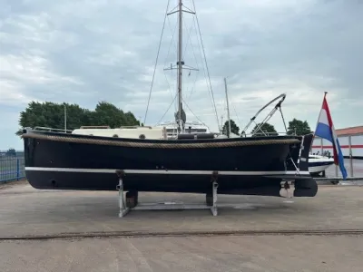 zwarte sloep op bok in jachthaven