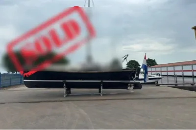 boot op bokken bij jachthaven