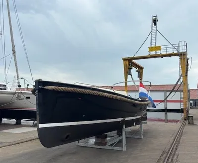 zwarte sloep op scheepswerf