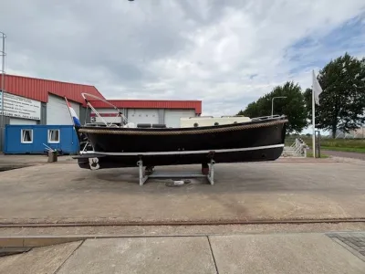 Sloep op trailer bij werf