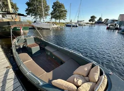 sloep in marina bij aanlegsteiger