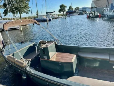 open sloep in jachthaven