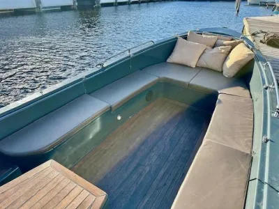 zithoek van sloep met teakvloer