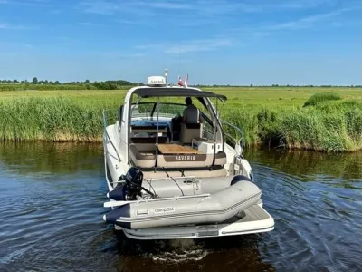 achteraanzicht van een boot op rustig water
